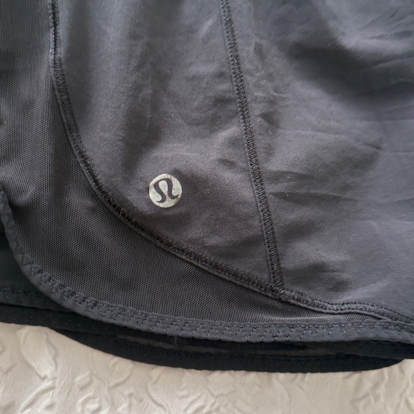 lululemon athletica Hotty Hot Low-Rise Unlined Short 2.5" Black Shorts Sz 6 - Picture 6 of 13